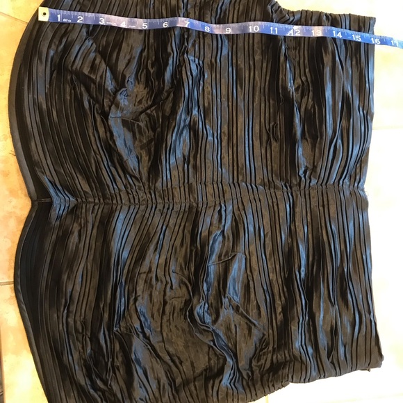 Gorgeous soft silky body hugging cute skirt - Picture 4 of 7